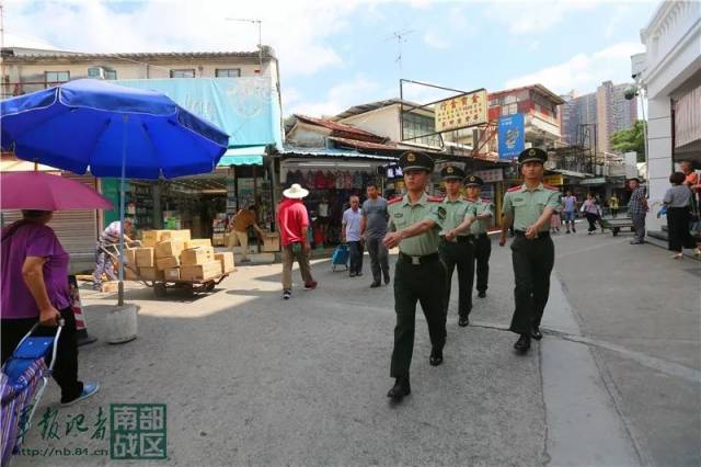 图为"沙头角模范中队"官兵正在中英街进行巡逻(陈鹏/摄)