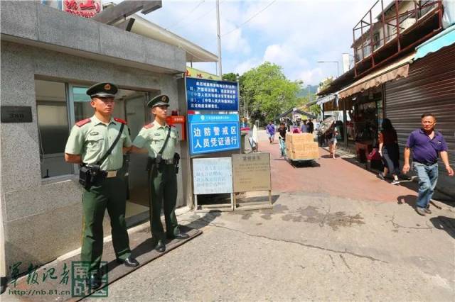 图为"沙头角模范中队"官兵正在中英街进行巡逻.(陈鹏/摄 )
