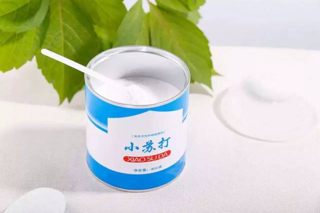 就是给患者的静脉注射药中添加碱性小苏打,改变血液的ph值.