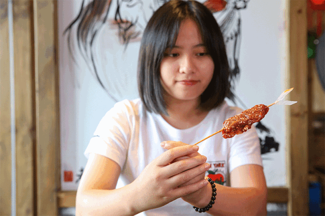 一艘自带仙气的船缓缓驶来,这气势可不小,诸葛站在船头摇着羽扇,烟雾