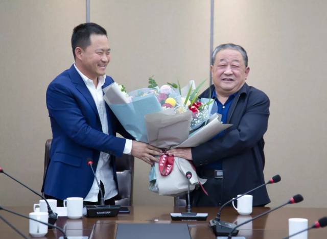 楼会议室召开了1951至2018改革发展座谈会,金柱控股董事局主席兹留柱
