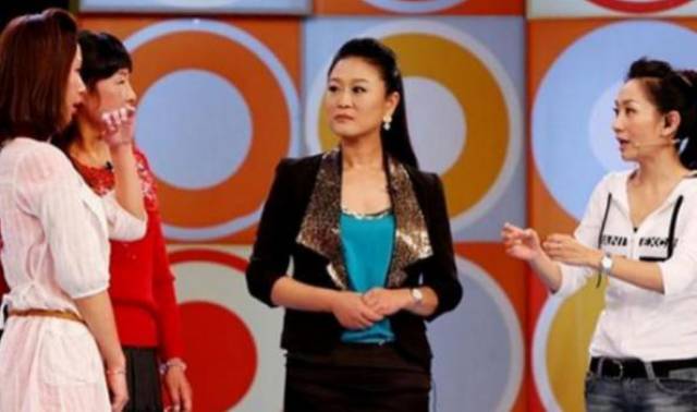 41岁著名主持人王芳近照:嫁大15岁教授身家上亿,女儿是个大才女