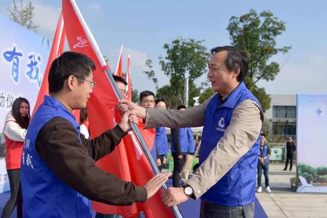 副区长黄向华向监督员代表授旗