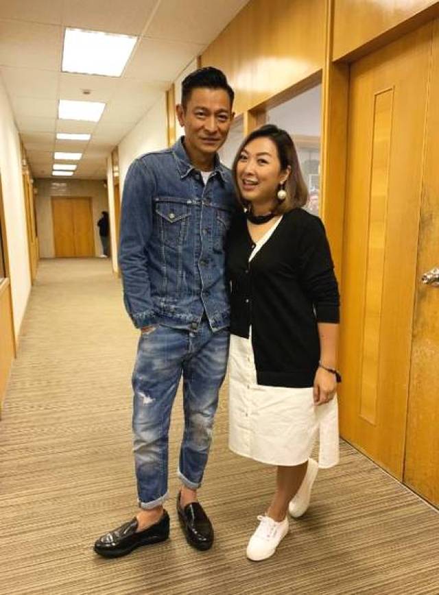 刘德华被女粉丝搂腰合影 牛仔外套帅气依旧