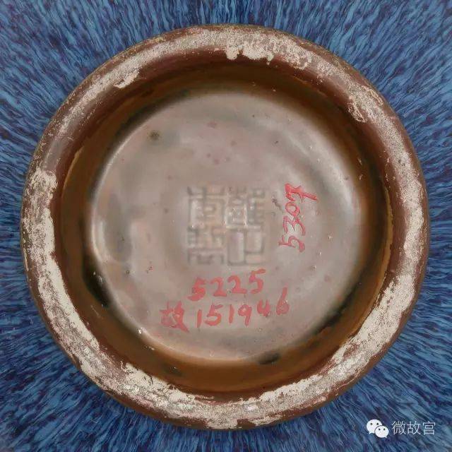 雍正时期,珐琅彩瓷器的底款,多数成了"雍正年制"款,"雍正御制"款较为