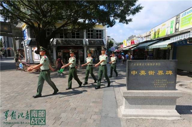 图为"沙头角模范中队"官兵正在中英街进行巡逻(陈鹏/摄 )