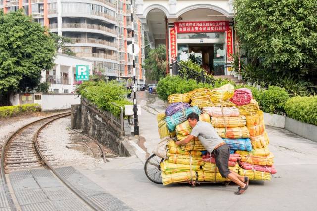 实拍越南人推改装自行车来中国拉货,一辆自行车一次能拉一吨多