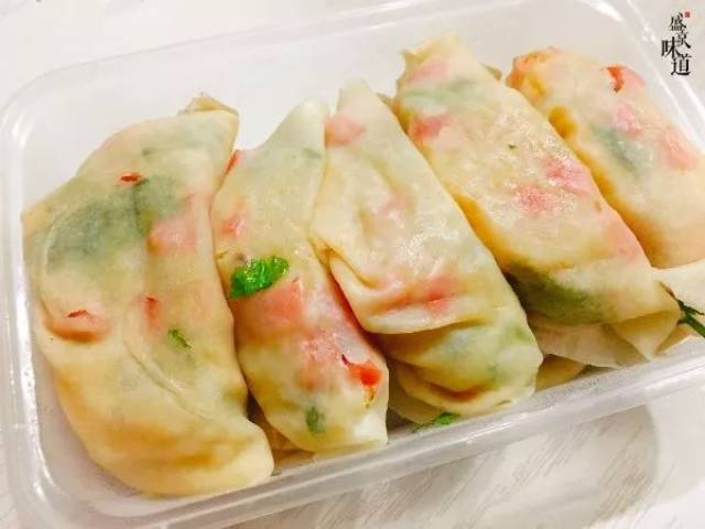 一口一个的小卷饼,还塞了一整个儿咸鸭蛋黄