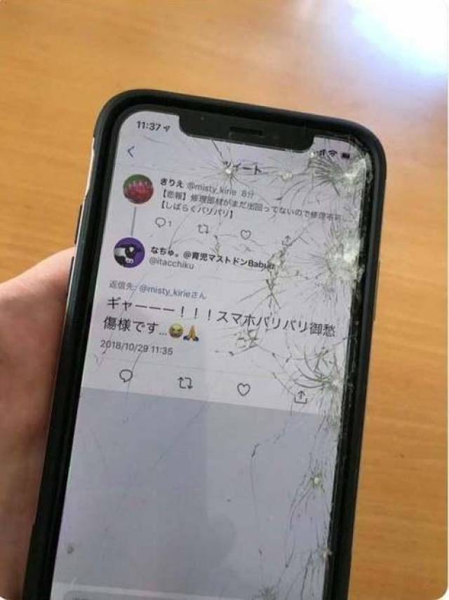 这波操作完美!iphone xr碎屏,日本网友却用一张壁纸解决问题