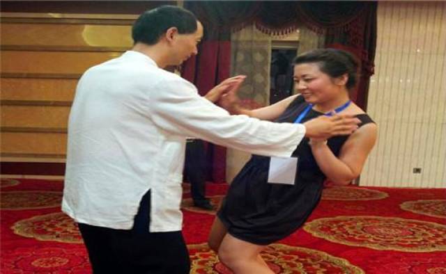 将其逐出门派,一年后,雷雷重出江湖,以"铁头功"破了王知亮的"大摆拳"