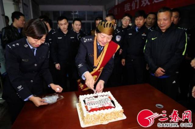 民警们为朱春霞定制了生日蛋糕 记者 李宗华 摄