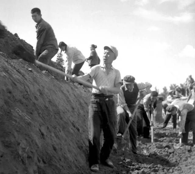 1975年6月29日,山西日报以题为《艰苦奋斗为人民》的报道,讲述了他几