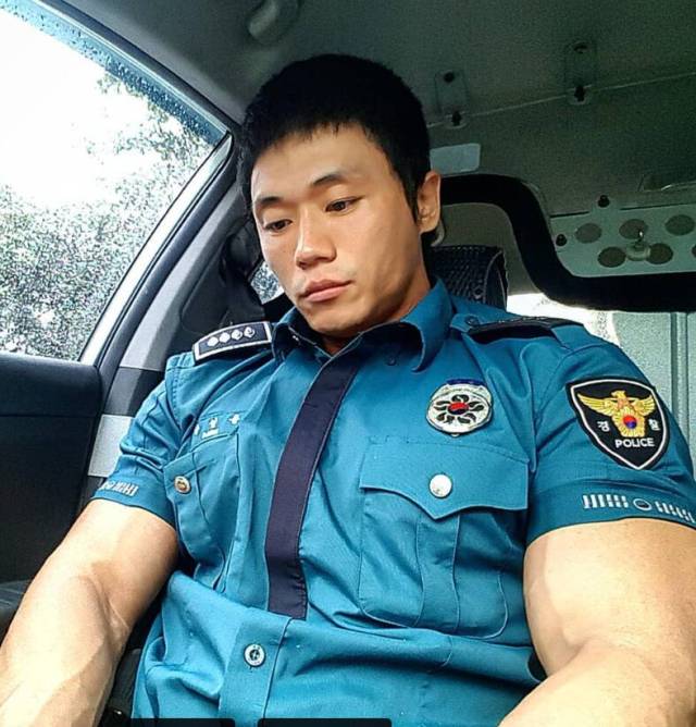 韩国最帅气的男警察,一身健硕的肌肉,与女儿在一起很开心!