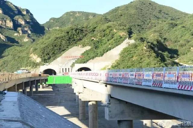 兴延高速石峡隧道全线贯通