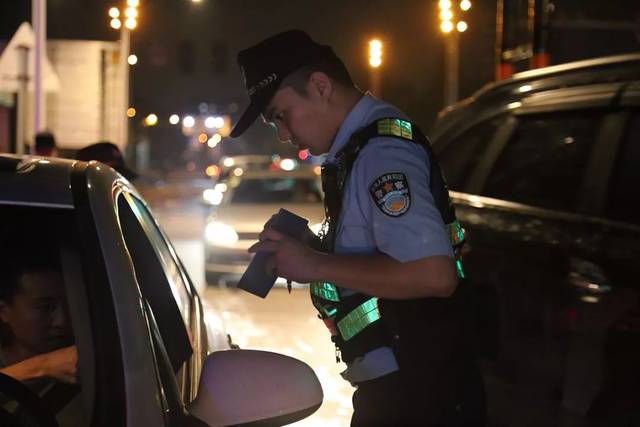 他们的夜晚比白天更忙碌……警察的夜巡故事