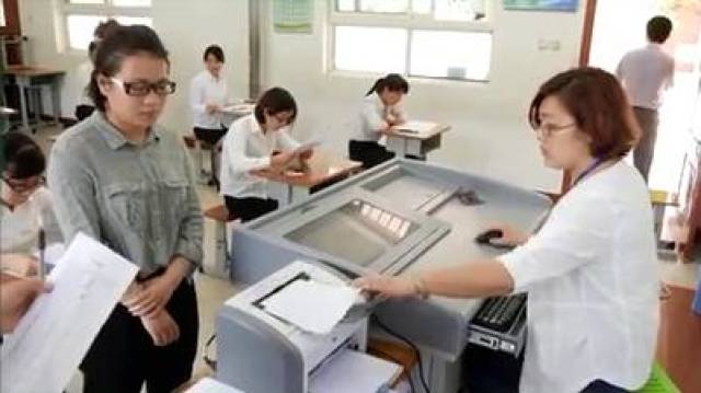 填写备课纸,并在相应位置填写姓名,考场号,备考室号.