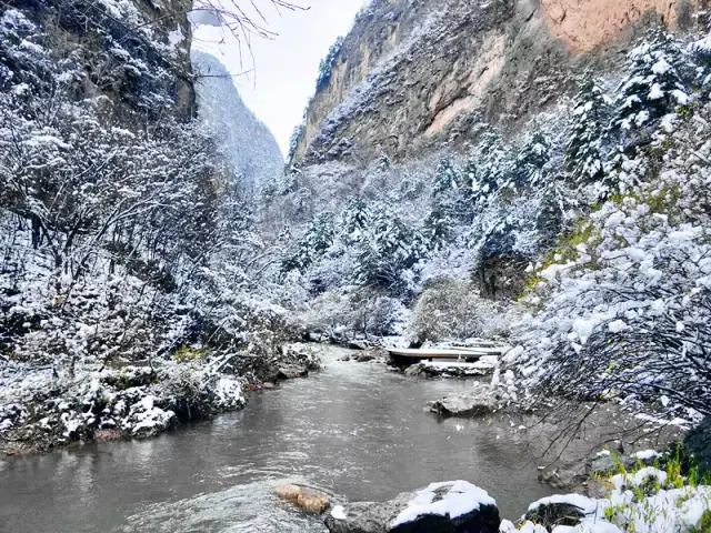 青山碧水映衬着俊秀的高山 冰雪融水汇谷成河 彰显和谐自然之美