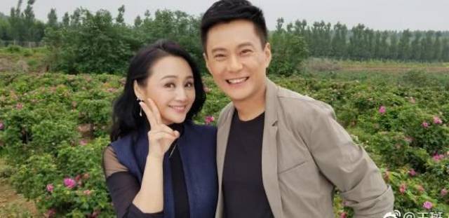出道23年不红,小3岁老婆曾红极一时,如今他很帅,老婆不红了