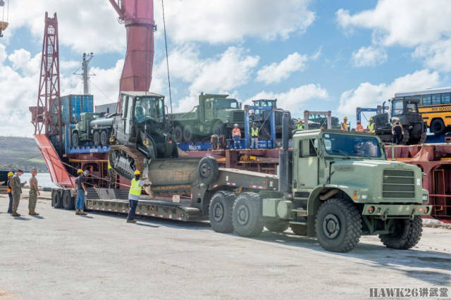 这些重型拖车,推土机和中型战术卡车都是美国海军第1移动建设营(nmcb)