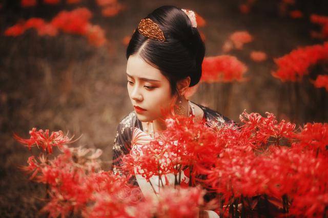 奈何桥头三生石,三生石旁彼岸花