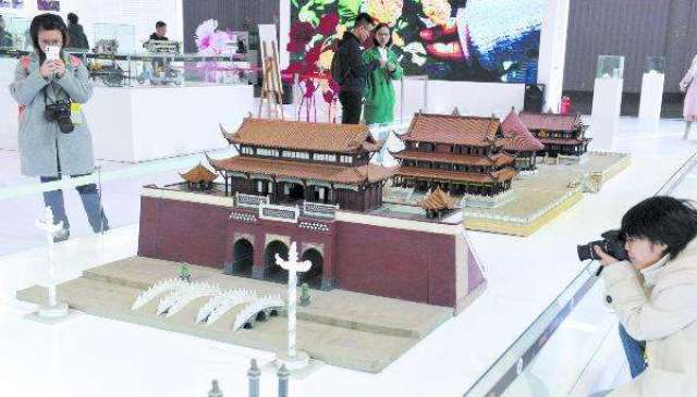成都古建筑教授花20年用旧报纸