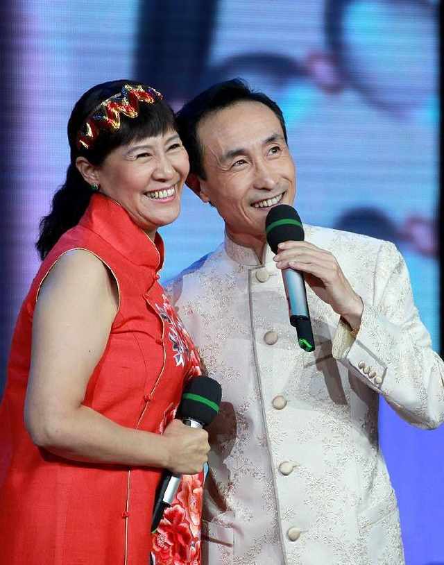 61岁巩汉林一家近照,儿子曾因长相被潘阳拒绝,儿媳妇颜值成焦点