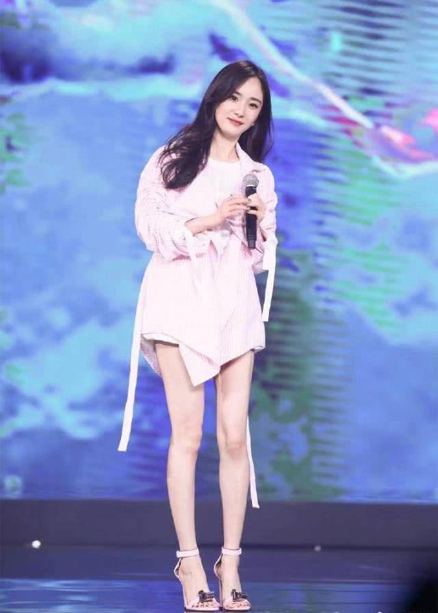 杨幂的腿有多细?看她的膝盖就知道了,都瘦得合不拢了!