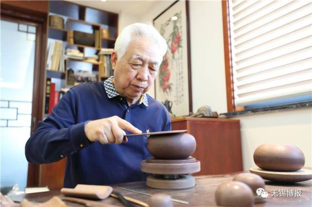 顾绍培,江苏省宜兴紫砂工艺厂副总工艺师,中国工艺美术大师.