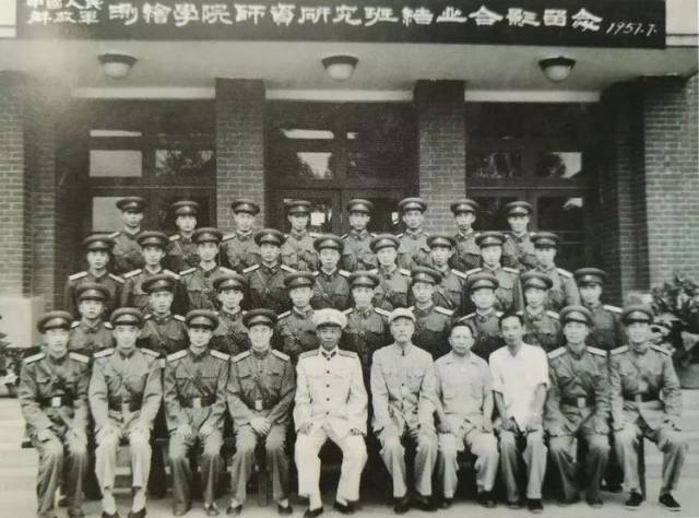 为加强教员队伍建设,解放军测绘学院开办了师资研究班.