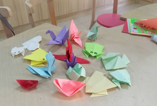 县妇联联合四个社区开展"剪纸,折纸"公益培训活动,今天开班啦!