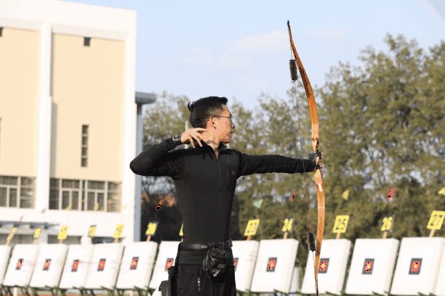 反曲弓:竞技射箭与国际接轨 赛场下 本次射箭(射艺)锦标赛为期三天