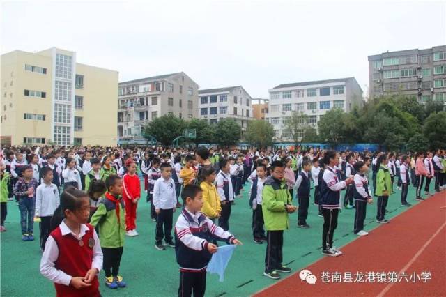 总指挥徐贤庶宣布:立即启动《学校消防应急预案》,龙港六小消防逃生