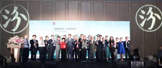 黄日华、金庸之子查传倜神秘现身,竹叶青酒致