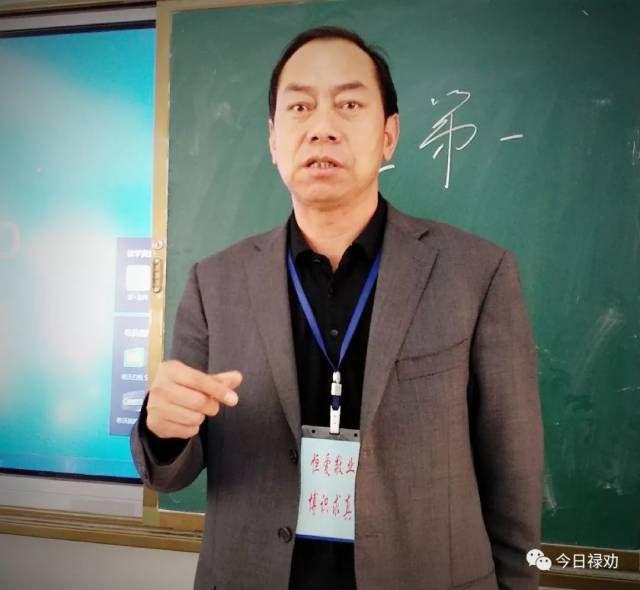 为了掌握一手校园动态,方便教育教学管理,在占地174亩的校园里,刘正德