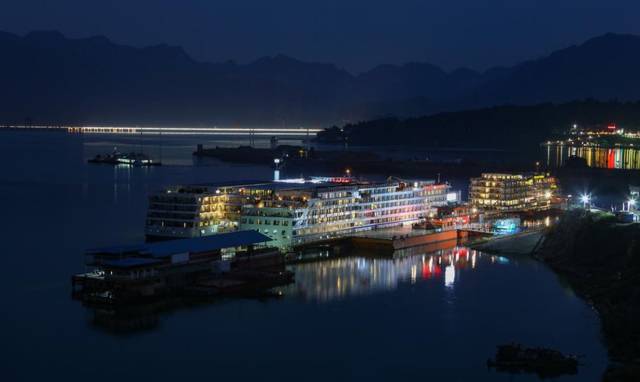 三峡大坝和茅坪港客运码头夜景