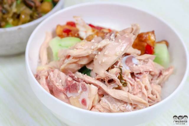 摄影师是个肉食动物,青菜什么的不存在,直接要了剁椒鱼腩和麻油手撕鸡