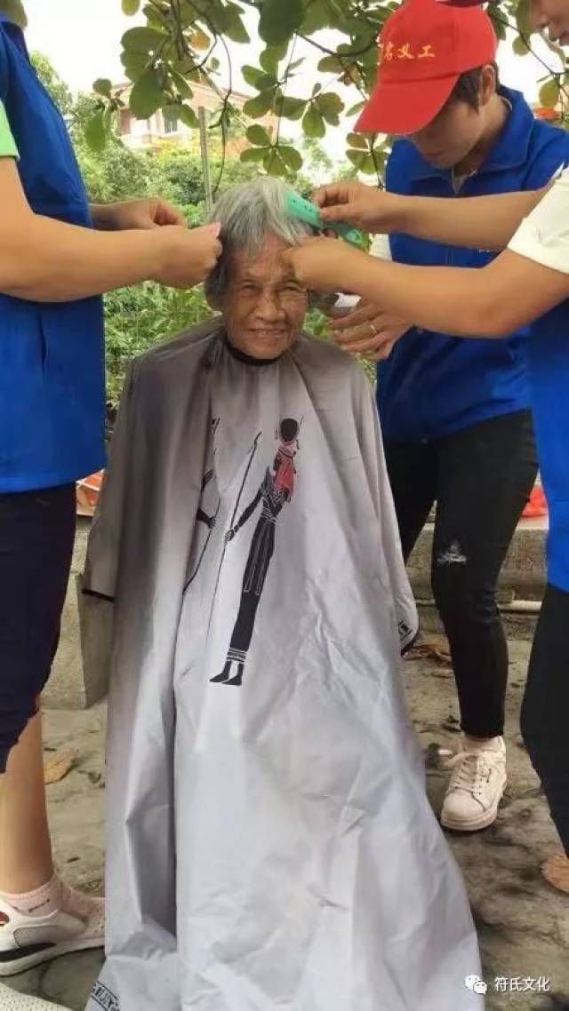 义工队成立后,立即帮助老人家剪头发.