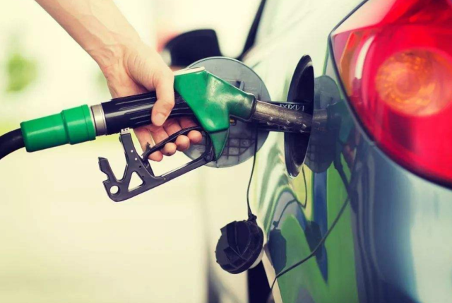 其实乙醇汽油就是咱们所用的普通汽油加入了10%的燃料乙醇调和而成的.