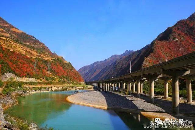 媲美长江三峡的壮丽美景,略阳嘉陵江畔漫山红叶等你来赏