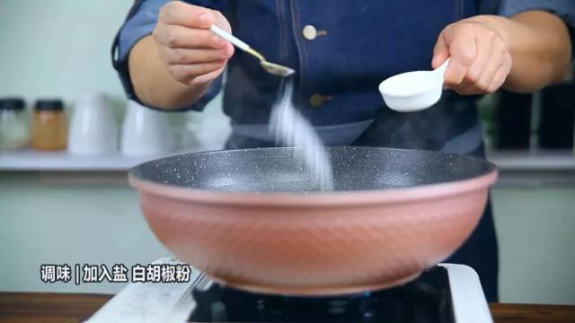 10,汤煮沸,下入上好浆的鸡肉片汆烫 11,鸡肉汆烫至白色,加入味精