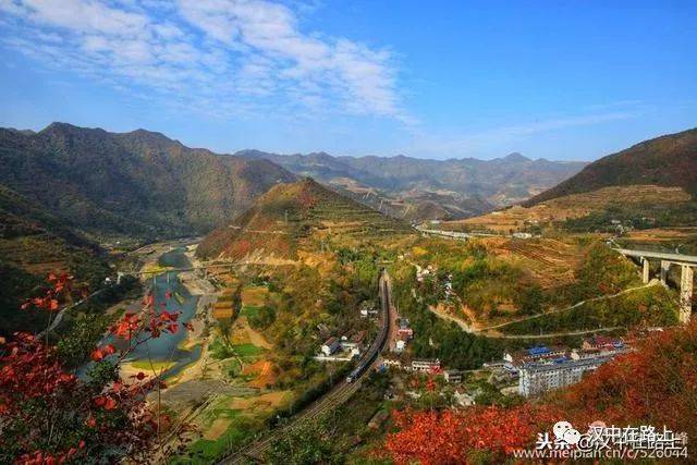 媲美长江三峡的壮丽美景,略阳嘉陵江畔漫山红叶等你来