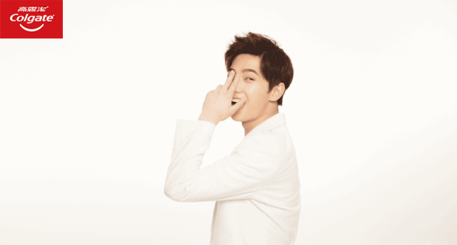 杨洋花式解锁拍照新姿势 他一笑天空都亮了