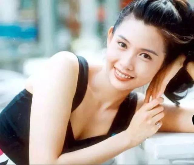 性感到骨子里却不染风尘 1987年,邱淑贞参加香港小姐选美大赛,但当时