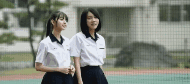 和闺蜜合影时,受到的伤害何止一万点……同样是美女,为什么脸小的就是