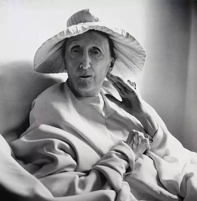 上世纪最古怪荒谬的英国女诗人—edith sitwell