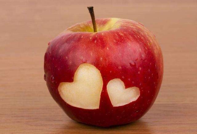 苹果带皮吃好还是不带皮吃好,如何吃苹果更好,什么时间吃最好?