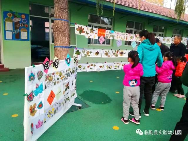 树树皆秋色,山山唯落晖。秋景之美古人的诗句早已绘述的淋漓尽致。秋之景,言不尽,叙不详,看不厌,藏不起,孩子也对这份美珍视不已,他们选择用自己的方式存留秋景,绘述童趣。2018年11月12日临朐县实验幼儿园朐阳分园开展以叶为媒,与秋相约幼儿创意树叶粘贴画展。