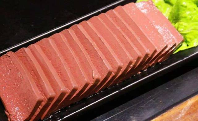 并加入了各种各样的添加剂,人造出来的"鸭血",长期食用会引发严重的