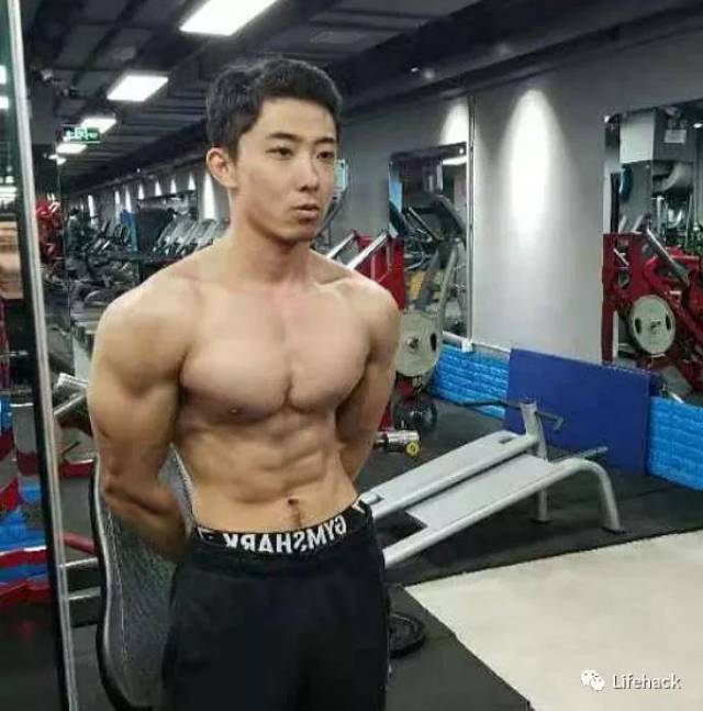 男生腹肌帅了不起啊? 了不起