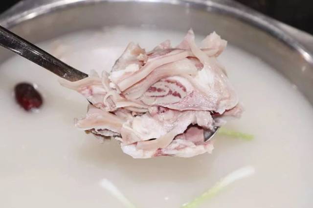 漏勺一捞,满满的鲜嫩羊肉羊杂让人口水长流, 这就是资格的羊肉汤锅